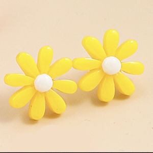 UHAVIT Personalized Daisy Earrings